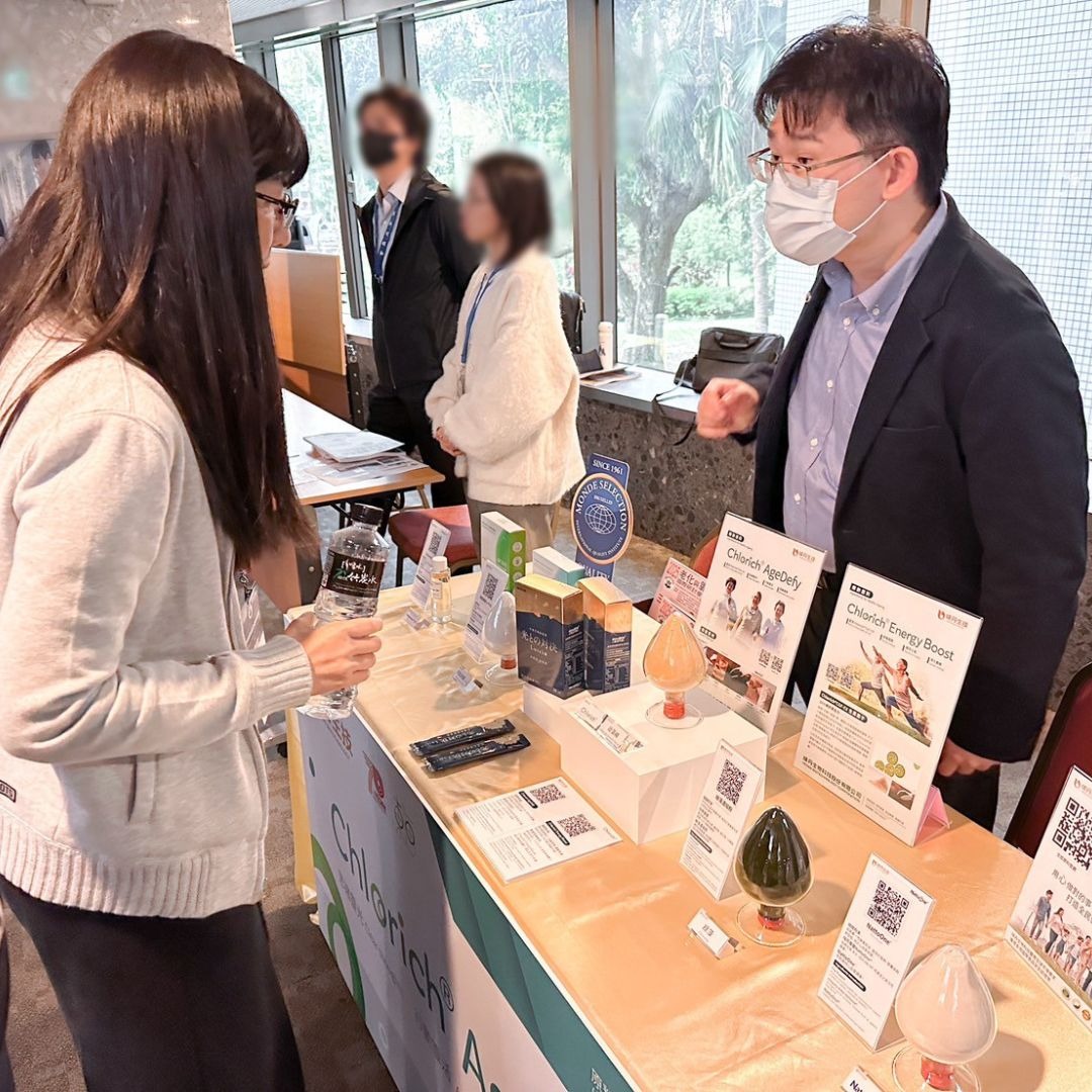 參展來賓於味丹生技攤位諮詢保健原料資訊 ,展現市場高度關注