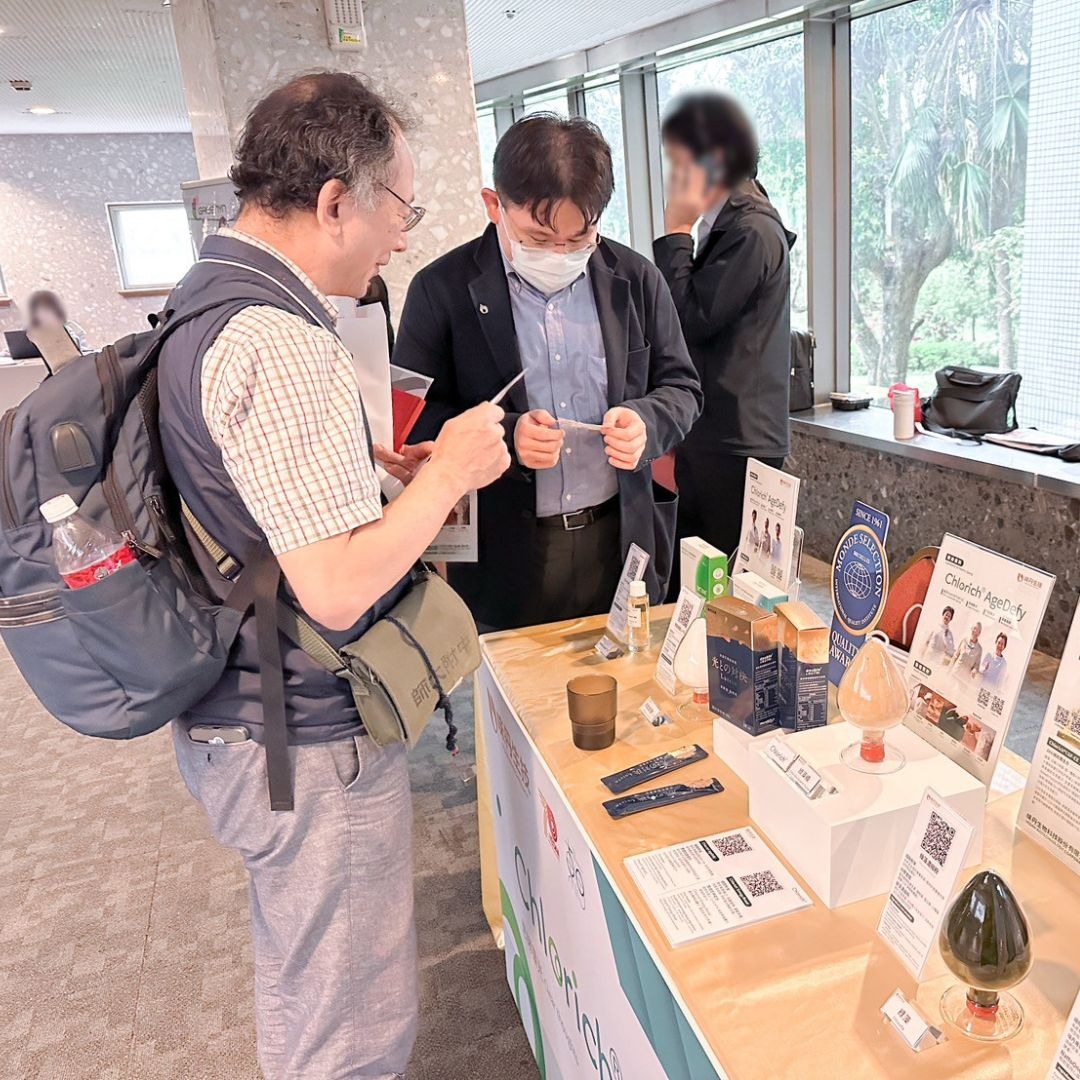 來賓近距離了解味丹生技展出的各項保健成分原料,展現業界熱度