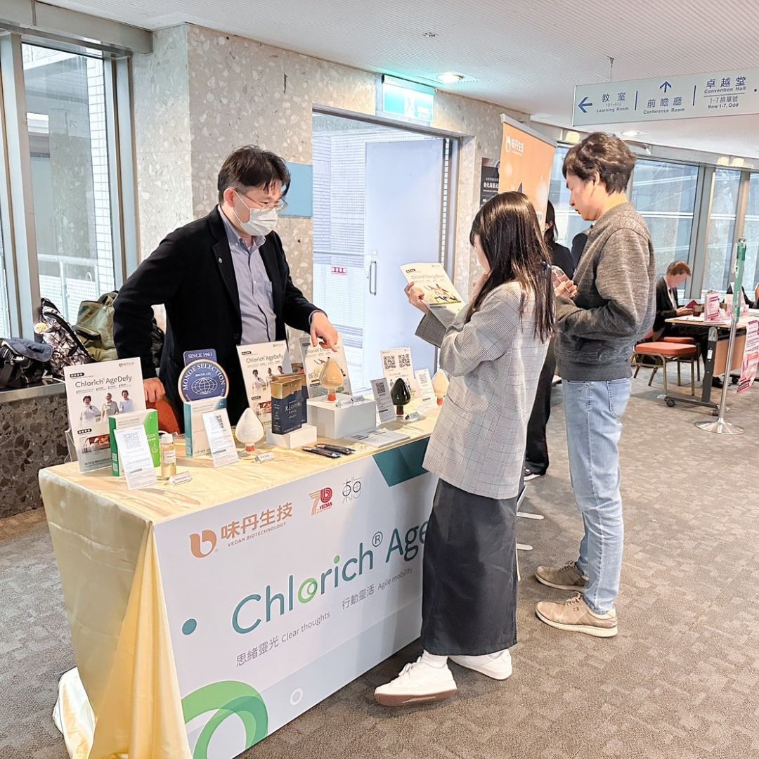 味丹生技代表向來賓介紹 Chlorich® 綠藻精與美容原料產品,強調科學依據與應用潛力